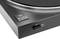 Close-up van een platenspeler, modeltype 'Dual DT 210-1'. De snelheidsregelaar is ingesteld op 33 toeren per minuut.