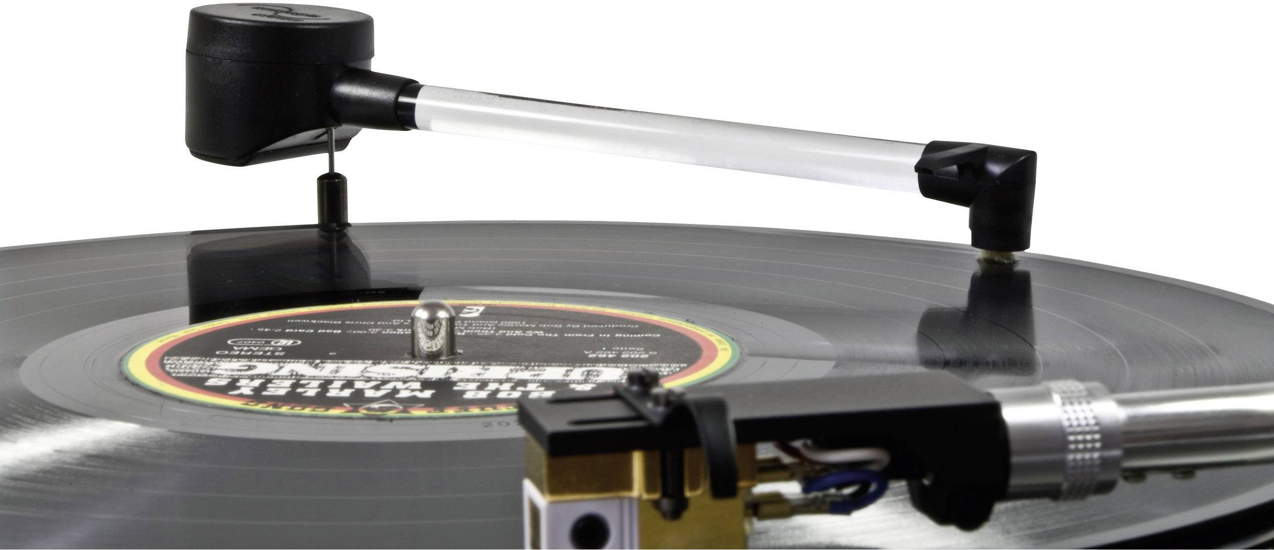 De toonarm van een platenspeler raakt een roterende zwarte vinylplaat aan.