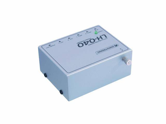 Een rechthoekig apparaat met de opdruk 'LH-040' en led-lampjes aan de bovenkant. Aan de voorzijde is een aansluiting zichtbaar.