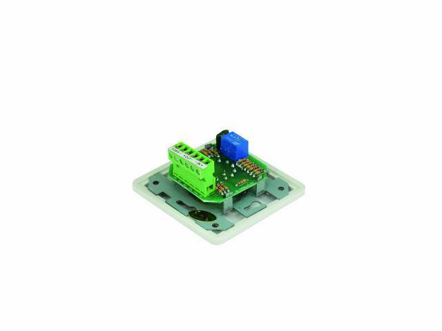 Groene printplaat op een rechthoekige, beige houder. Elektronische aansluitingen en componenten zijn zichtbaar.