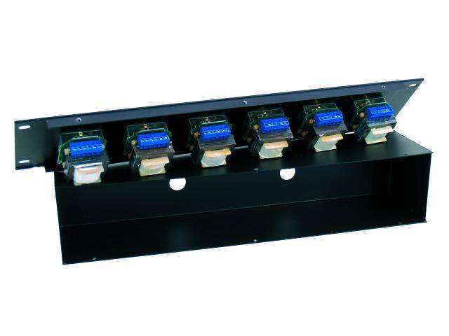 Een zwarte patchpanel met zes netwerkpoorten, elk voorzien van een blauw label. Gemonteerd in een rechthoekige metalen behuizing.