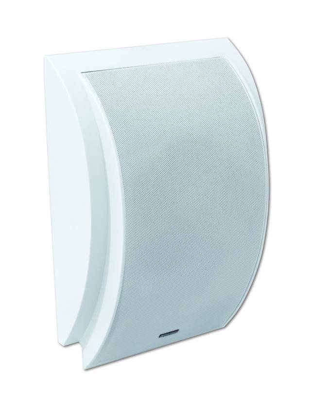 Witte, wandgemonteerde luidspreker met een licht gebogen ontwerp.