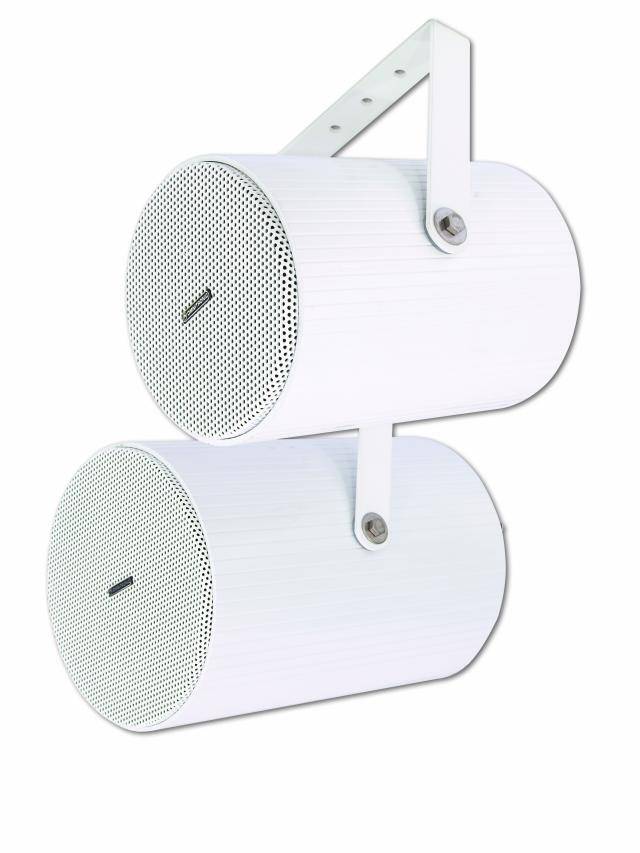 Twee cilindrische luidsprekers, wit, met wandbevestiging, boven elkaar gemonteerd. Ideaal voor plafondinstallatie in binnenruimtes.
