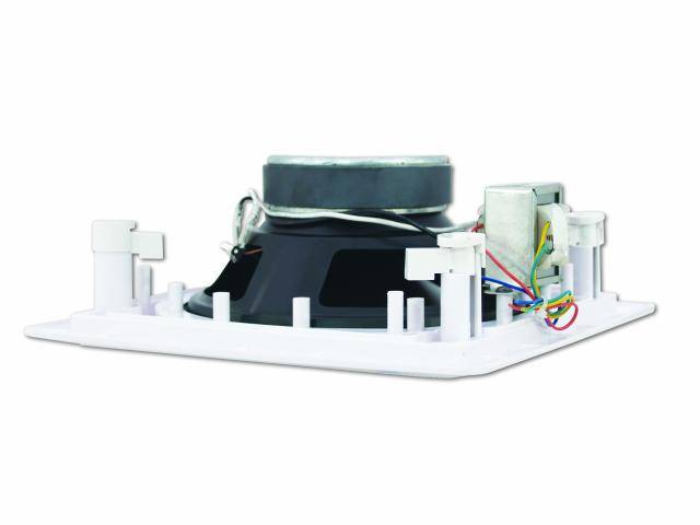 Een vierkante luidspreker met zichtbare kabels en een zwarte magneet op een witte montageplaats, zijaanzicht.