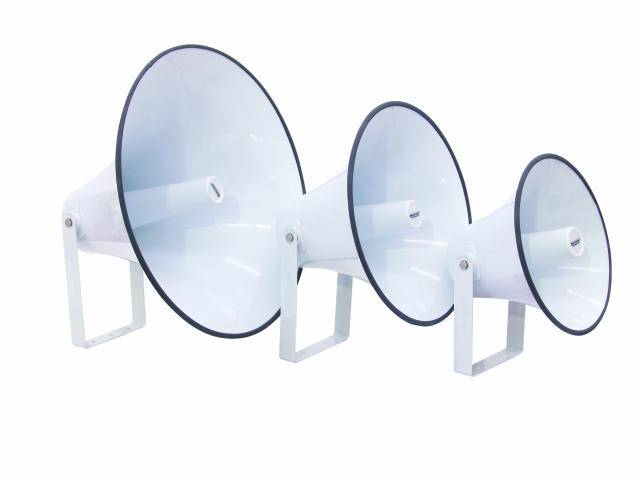Drie megafoons van verschillende grootte, wit van kleur, staan naast elkaar.