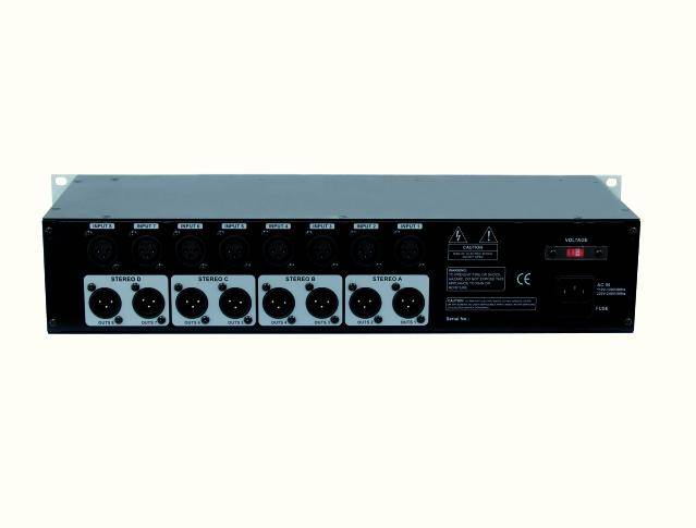 Een audioapparaat met acht XLR-ingangen en -uitgangen, CE-markering rechts. Zwarte behuizing, geschikt voor studio- of podiumgebruik.