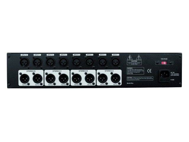 'Achterkant van een audio-versterker met meerdere XLR-ingangen en -uitgangen, spanningskeuzeknop en netvoedingsaansluiting.'