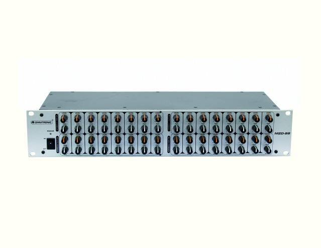 Een elektronische rack-behuizing met meerdere schakelaars en aansluitingen aan de voorzijde, geschikt voor professionele audio-toepassingen.