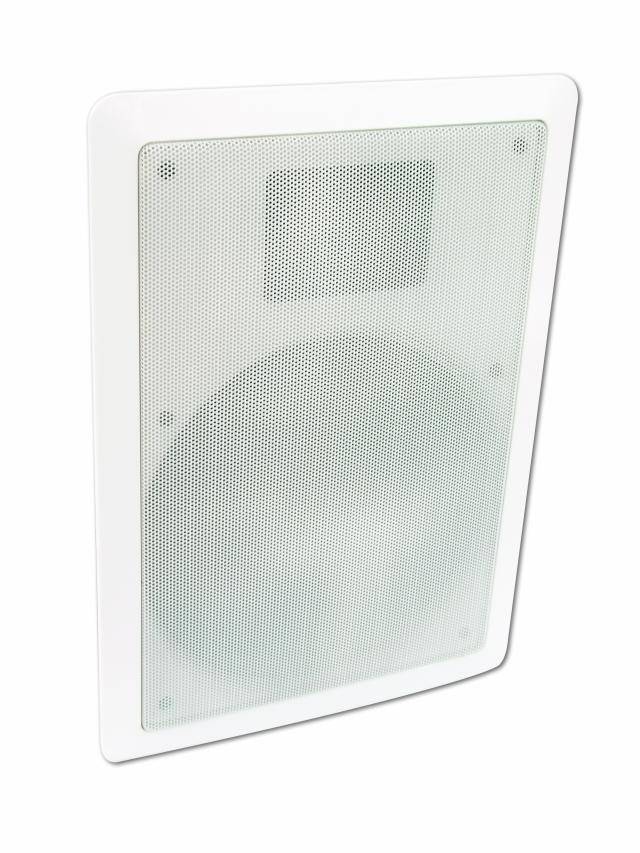 Een rechthoekige, aan de muur gemonteerde luidspreker met een witte lijst en een metalen roosterafdekking.