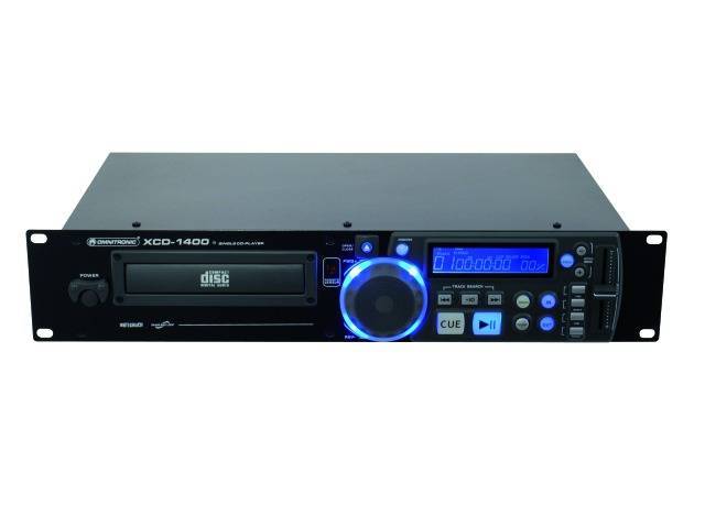 Een DJ-CD-speler met bedieningselementen, verlichte knoppen en display aan de voorzijde, voor audioweergave en bediening.