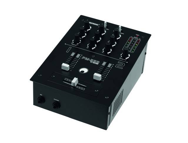 Een zwarte audiomixer met meerdere draaiknoppen, schuifregelaars en een koptelefoonaansluiting, geschikt voor muziekmixapplicaties.