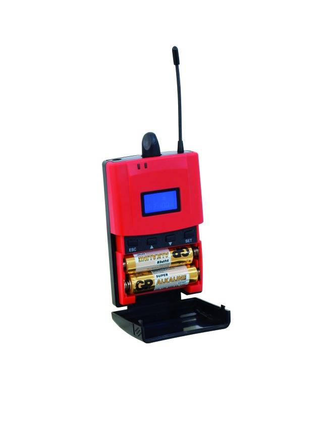 Een rood draadloos apparaat met een uitvouwbaar vak voor twee AA-batterijen, voorzien van een antenne en een klein display.