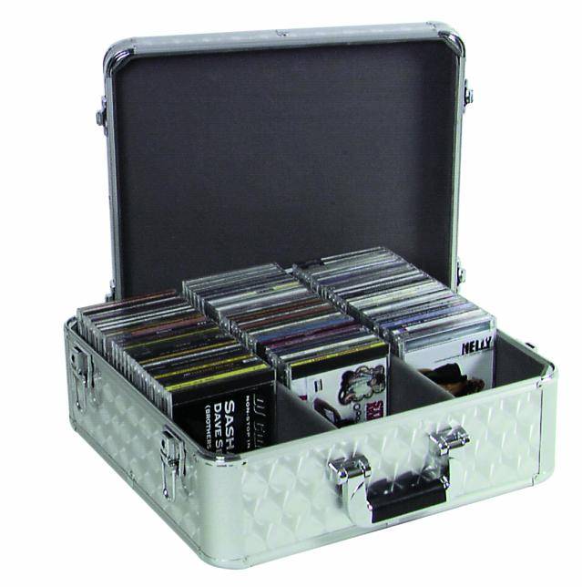 Een geopende zilveren aluminium koffer vol muziek-cd's, gerangschikt in vijf compartimenten, met albums van verschillende artiesten.