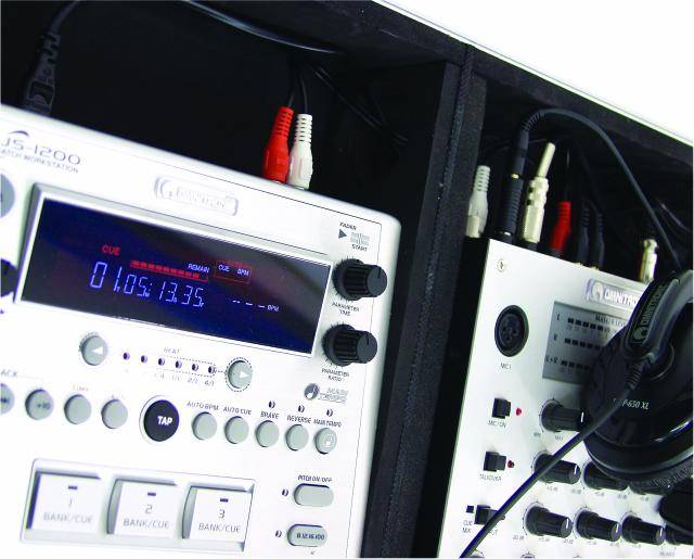 Twee audiomixers met meerdere knoppen en kabels die met elkaar zijn verbonden. Een display toont '01:05:13:35'.