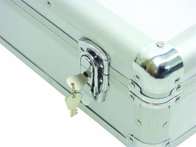 Zilveren metalen koffer met glanzende hoeken, afgesloten met een slot waarin twee sleutels steken.