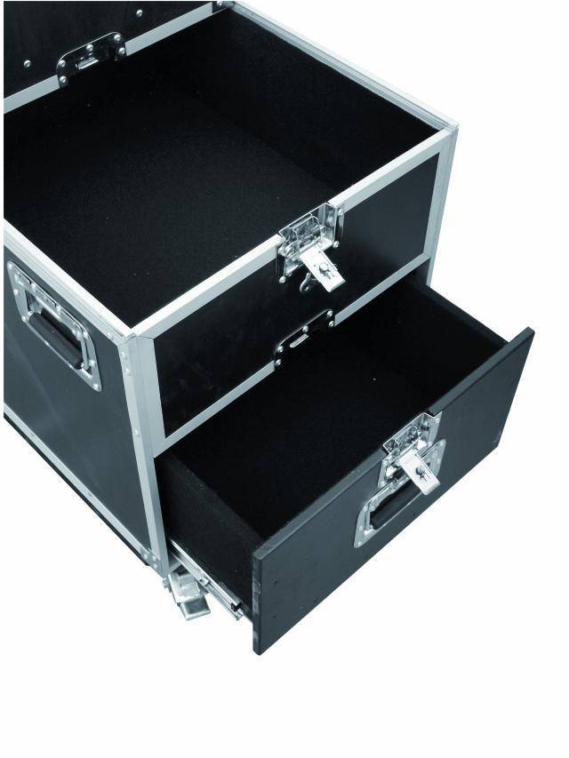 Een zwarte transportkoffer met twee geopende laden, die zijn beveiligd met metalen sluitingen.