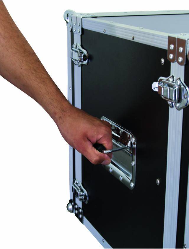 Een persoon trekt aan de handgreep van een stevige, zwarte transportkoffer met zilveren metalen hoeken en sluitingen.