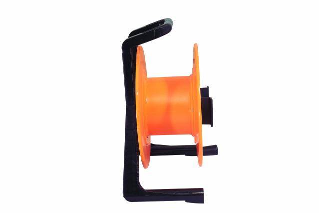 Een zwarte houder met een rode spoel die gebruikt kan worden voor het oprollen of opslaan van kabels of slangen.