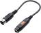 Een zwart adapterkabel met een 5-polige DIN-stekker aan de linkerkant en een 3,5-mm-audioaansluiting aan de rechterkant.