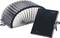 Een zwarte, opvouwbare documentmap met mappen is links afgebeeld, naast een gesloten, eveneens zwart notitieboek.