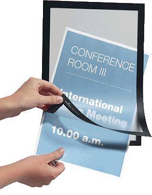 Een persoon plaatst een blauw bord met de tekst 'CONFERENCE ROOM III - International Meeting - 10.00 a.m.' in een zwarte lijst.