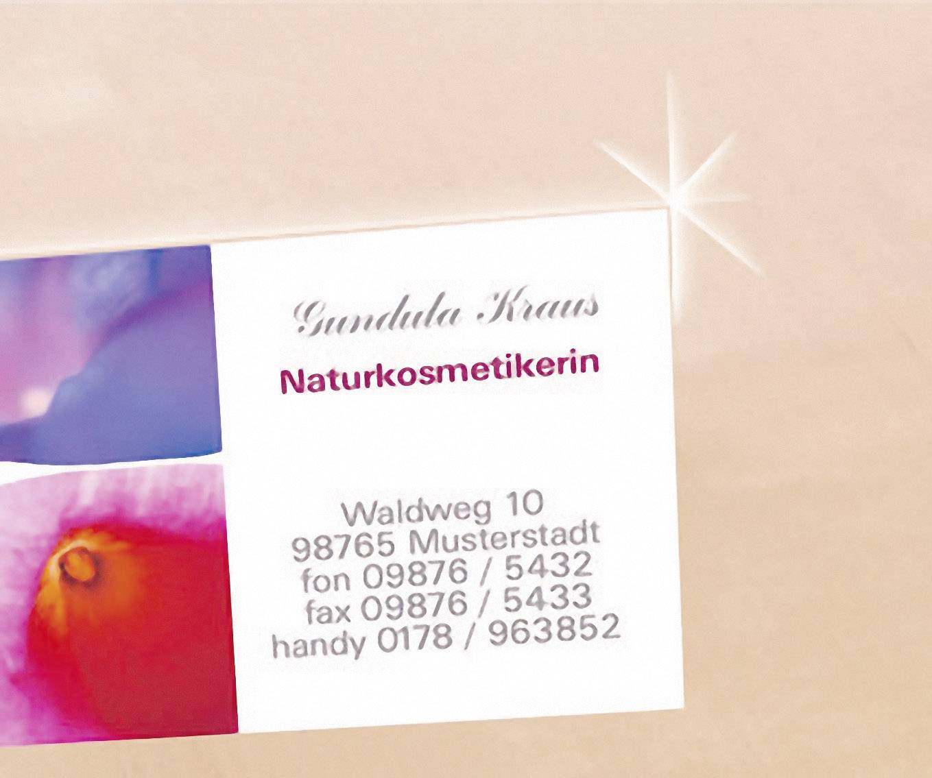 'Visitekaartje van Gandula Kraus, natuurlijke cosmetica specialist. Adres: Bosweg 10, 98765 Voorbeeldstad. Telefoon: 09876 5432. Fax: 09876 5433. Mobiel: 0178 963852.'