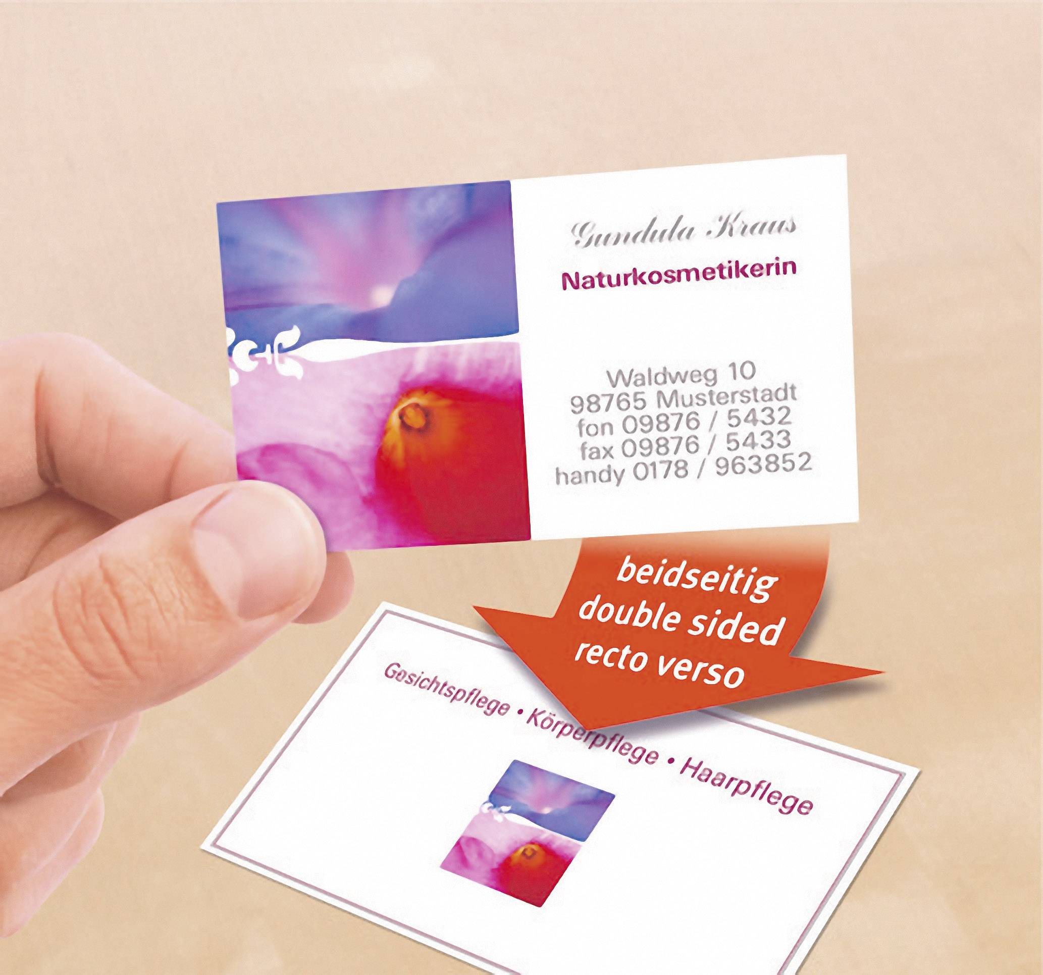 Een hand houdt een visitekaartje vast met de tekst 'Gundula Kraus, Natuurcosmetica-specialist'. Een oranje pijlgrafiek wijst naar de kaart.