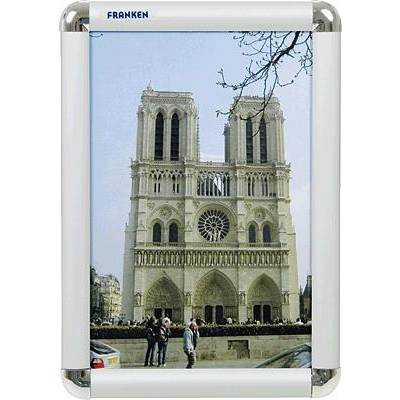 Het beeld toont de gevel van de Notre-Dame-kathedraal in Parijs met twee opvallende torens en een grote roosvenster in het midden.