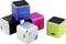 Vijf draagbare luidsprekers in verschillende kleuren (blauw, roze, groen, zilver, zwart) netjes gerangschikt.