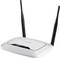 Een witte router met twee zwarte antennes, model TP-Link, biedt draadloze internetverbinding.