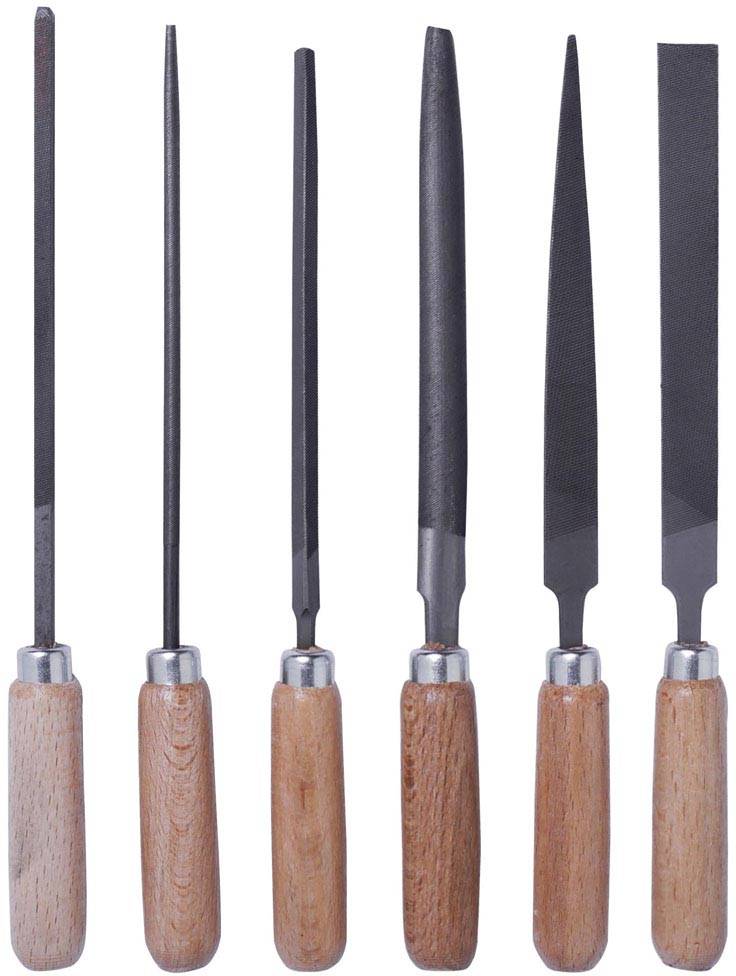 Zes verschillende vijlen met houten handgrepen op een rij, elk met verschillende vormen en bladbreedtes.