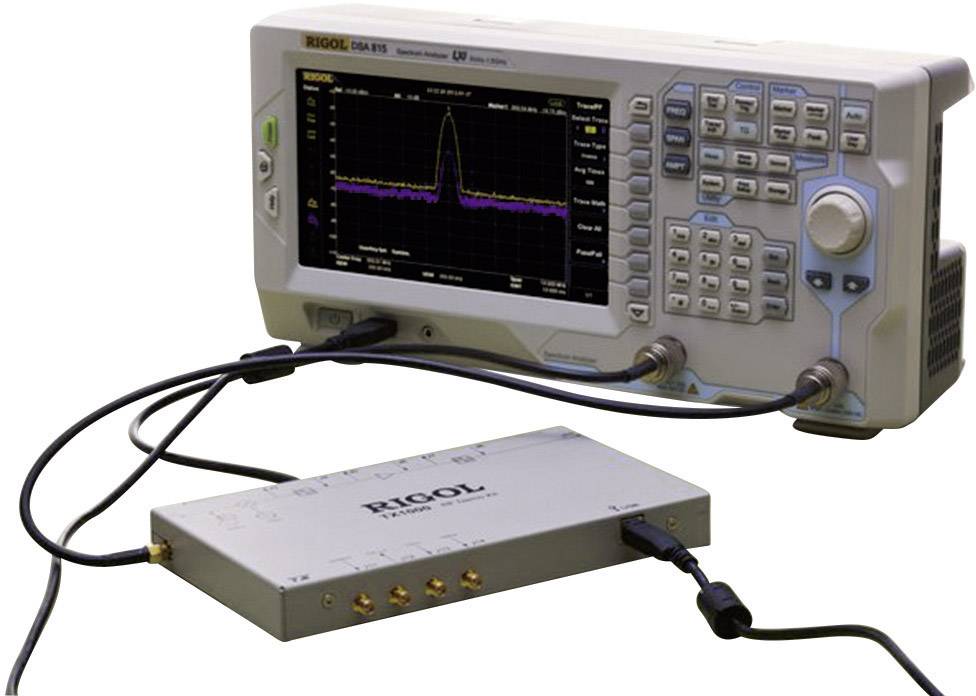 Een spectrum-analyzer met een aangesloten signaalmodule toont een signaalpatroon op het scherm. Wordt vooral gebruikt in de elektronica.