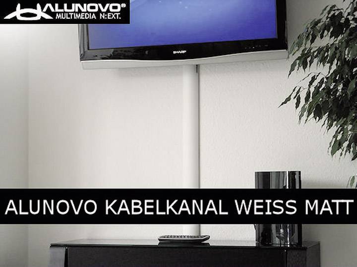 Televisie aan de muur, kabelgoot loopt van tv naar tafel, waarop een zwart voorwerp staat. Tekst: 'ALUNOVO KABELGOOT WIT MAT'.