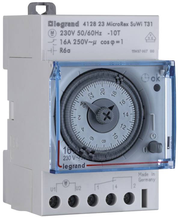 Tijdschakelklok in behuizing: 230V, 50/60Hz, 16A. Draaibare wijzerplaat voor het instellen van de aan/uit-tijden. Merk: Legrand.