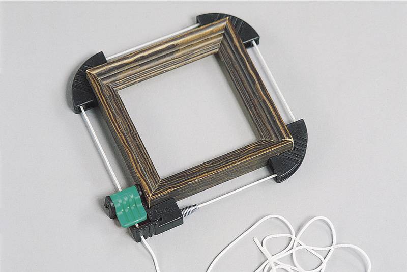 Houten frame met hoekverbindingen en koordmechanisme.