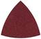 Een driehoekig stuk schuurpapier met roodbruine korrel, tegen een witte achtergrond.