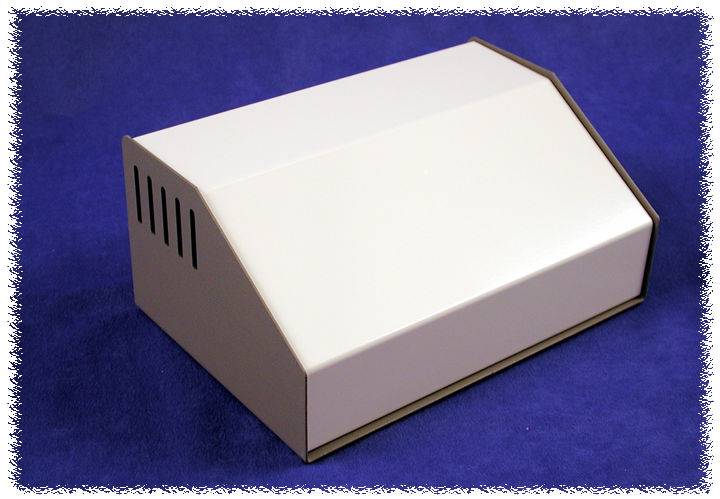 Witte, trapeziumvormige metalen doos op een blauwe achtergrond, met ventilatiesleuven aan de zijkant.