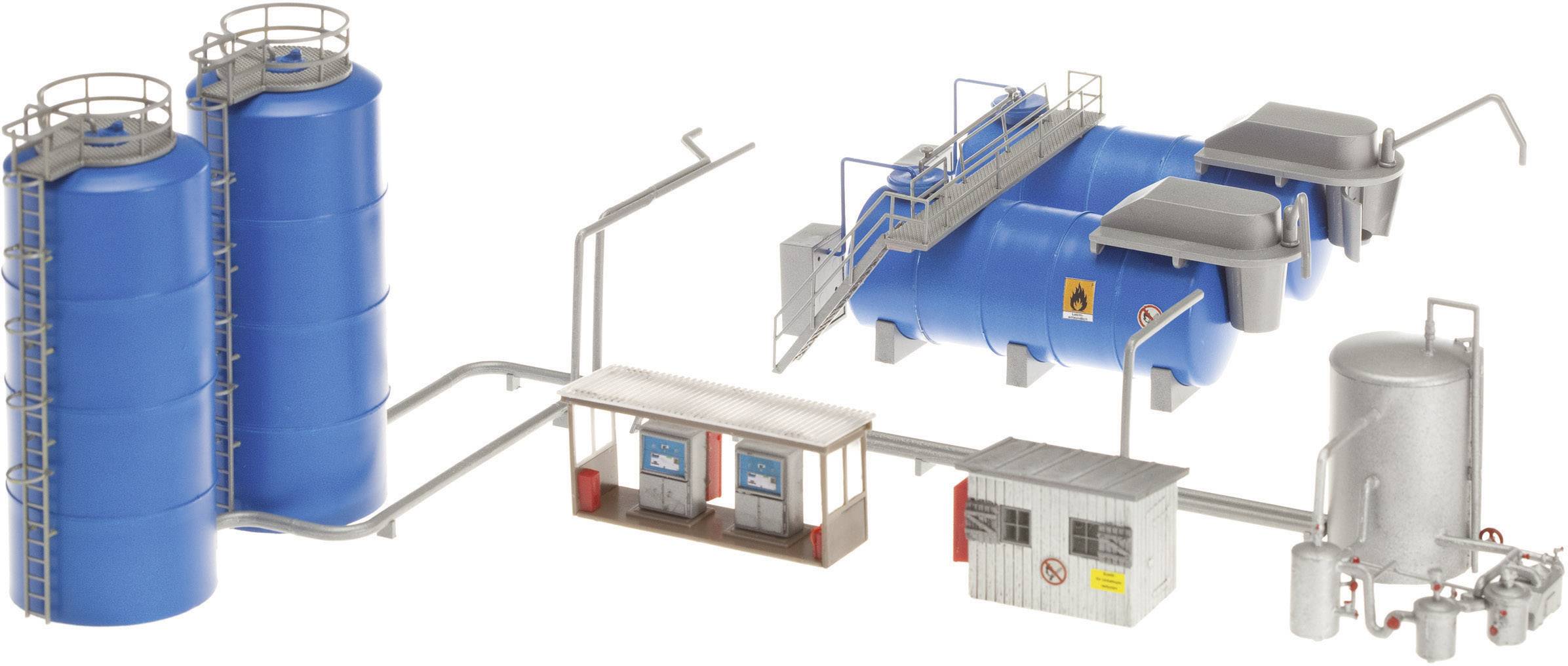 Industriële installatie met blauwe tanks, buizen en besturingseenheid. Focus op opslag en verwerking van vloeistoffen.