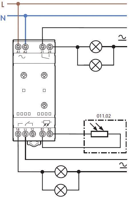 Schakelschema van een relais met aanduiding '011.02', toont ingangs- en uitgangsklemmen alsmede twee verbonden gloeilampen en een schakelaar.