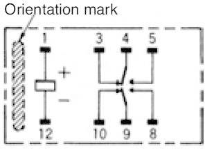 Schakelschema met aanduidingen: Links positieve en negatieve punten. Rechts schakelaansluitingen tussen aansluitingen 3-4, 8-9.