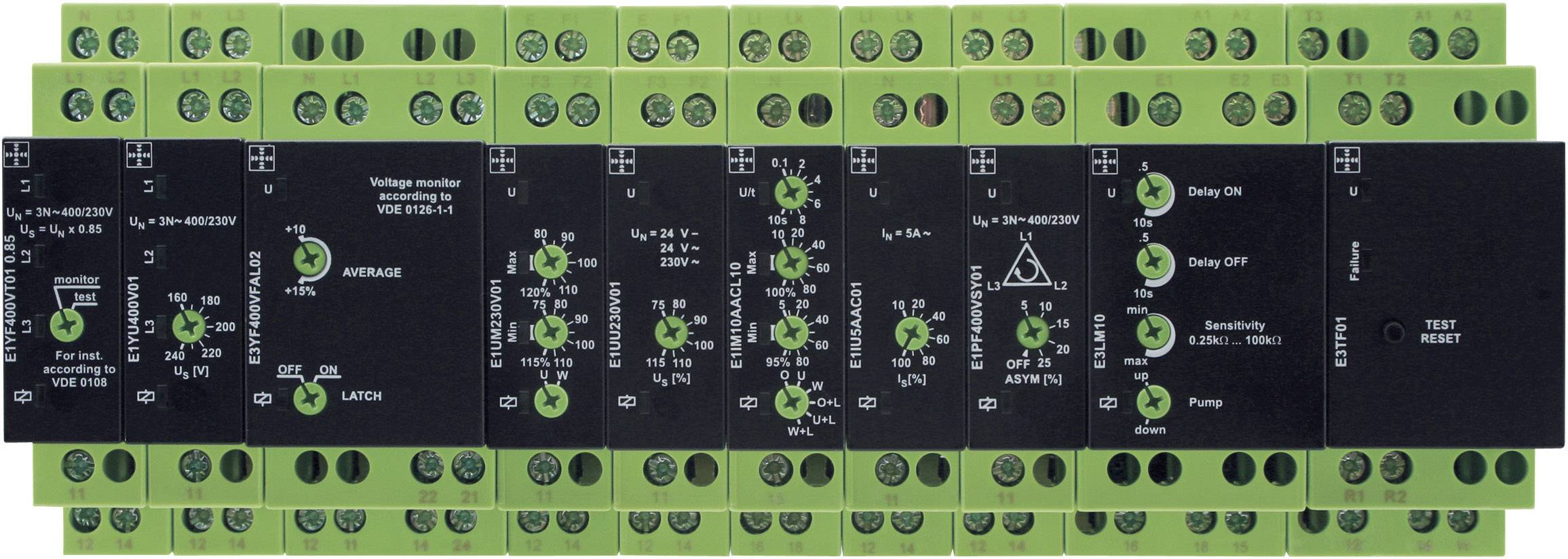 'Reeks van groene en zwarte elektrische schakerelais met verschillende instelmogelijkheden en labels voor spanningsbewaking.'