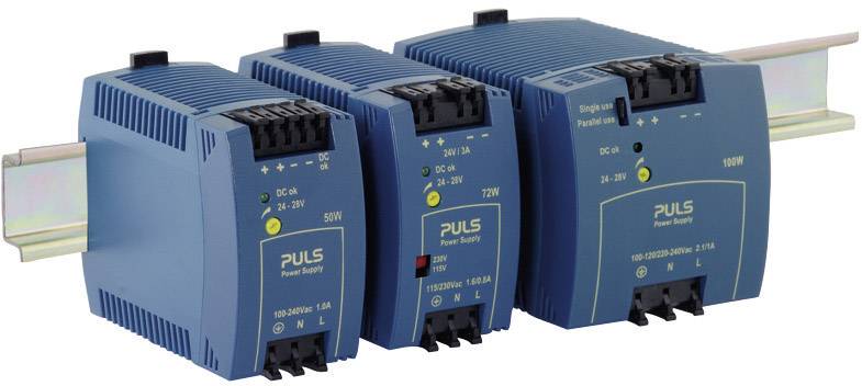 Drie blauwe voedingen van PULS gemonteerd op een DIN-rail. Links 50W, midden 72W, rechts 100W. Ze voorzien apparaten van stroom.