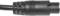 Zwarte cilindrische stekker die past in elektronische apparaten, met een cirkelvormige structuur en meerdere groeven.