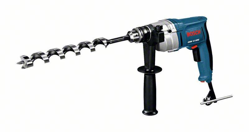 Elektrische boormachine met grote boor en zijdelingse handgreep, geschikt voor zware boorwerkzaamheden in hout of metselwerk.