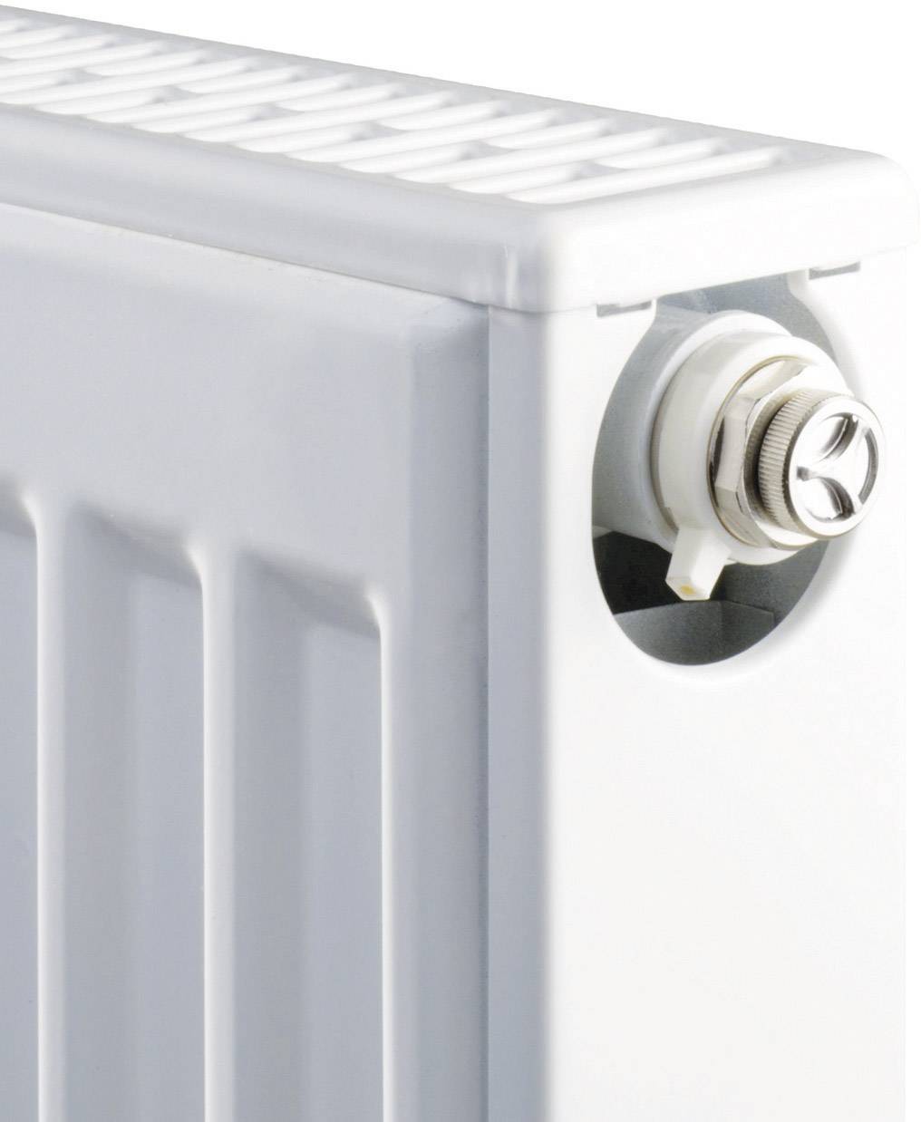 Witte radiator met zijdelingse ontluchtingsklep, onderdeel van een verwarmingsinstallatie voor ruimteverwarming.