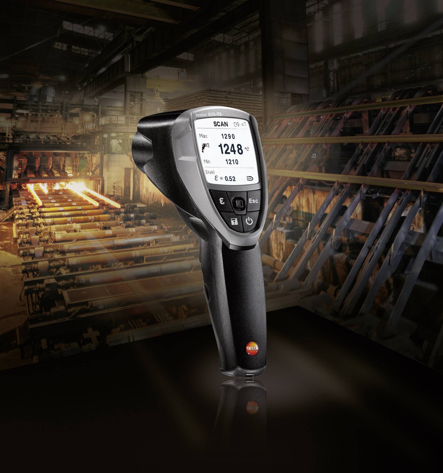 Een infrarood-thermometer toont een meting van 1248°C in een industriële omgeving met een warmverlichte opslagruimte op de achtergrond.