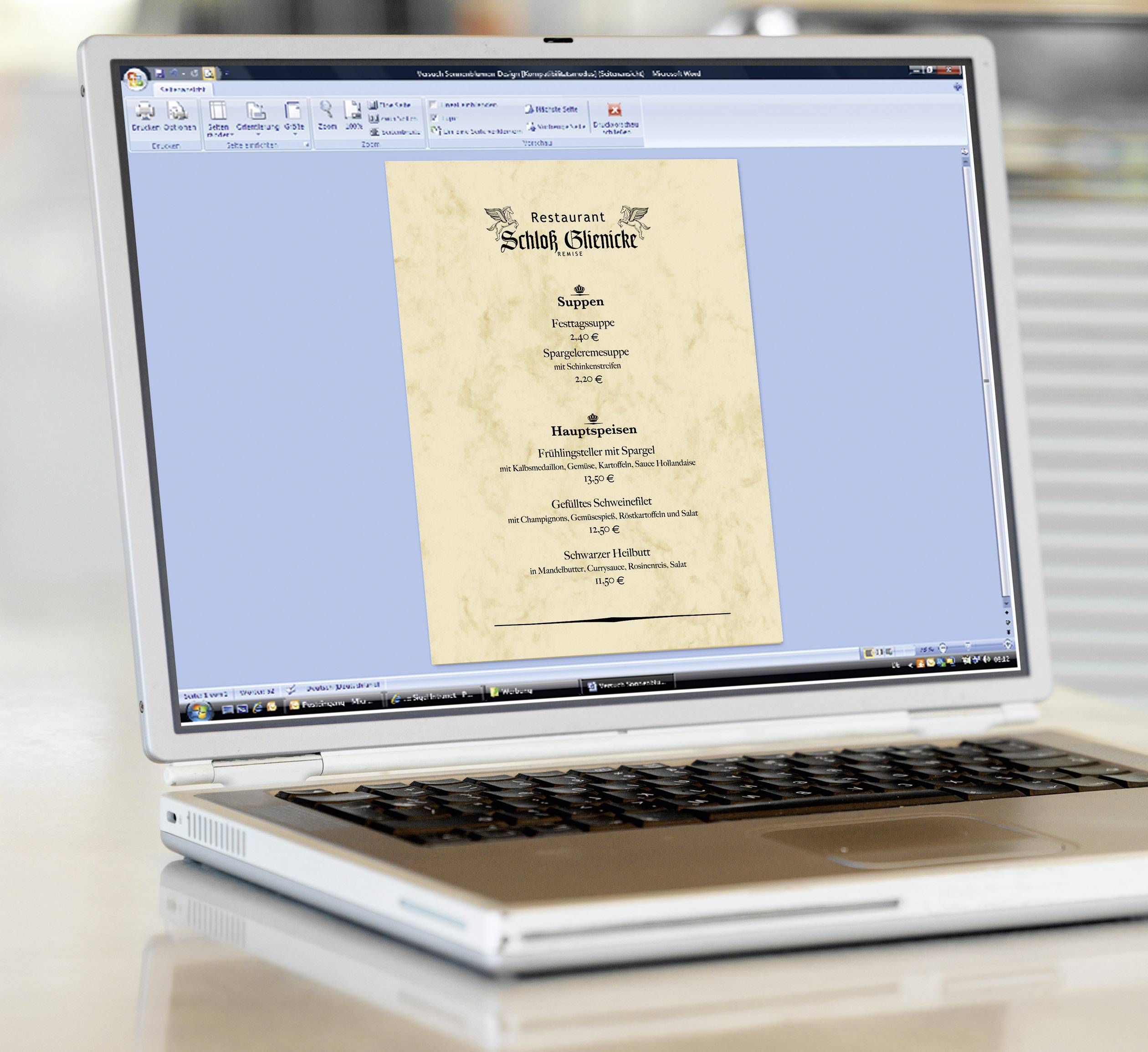 Een laptop toont een geopend document met een menuontwerp voor 'Restaurant Schloß Glockner', met een overzicht van soepen en hoofdgerechten.