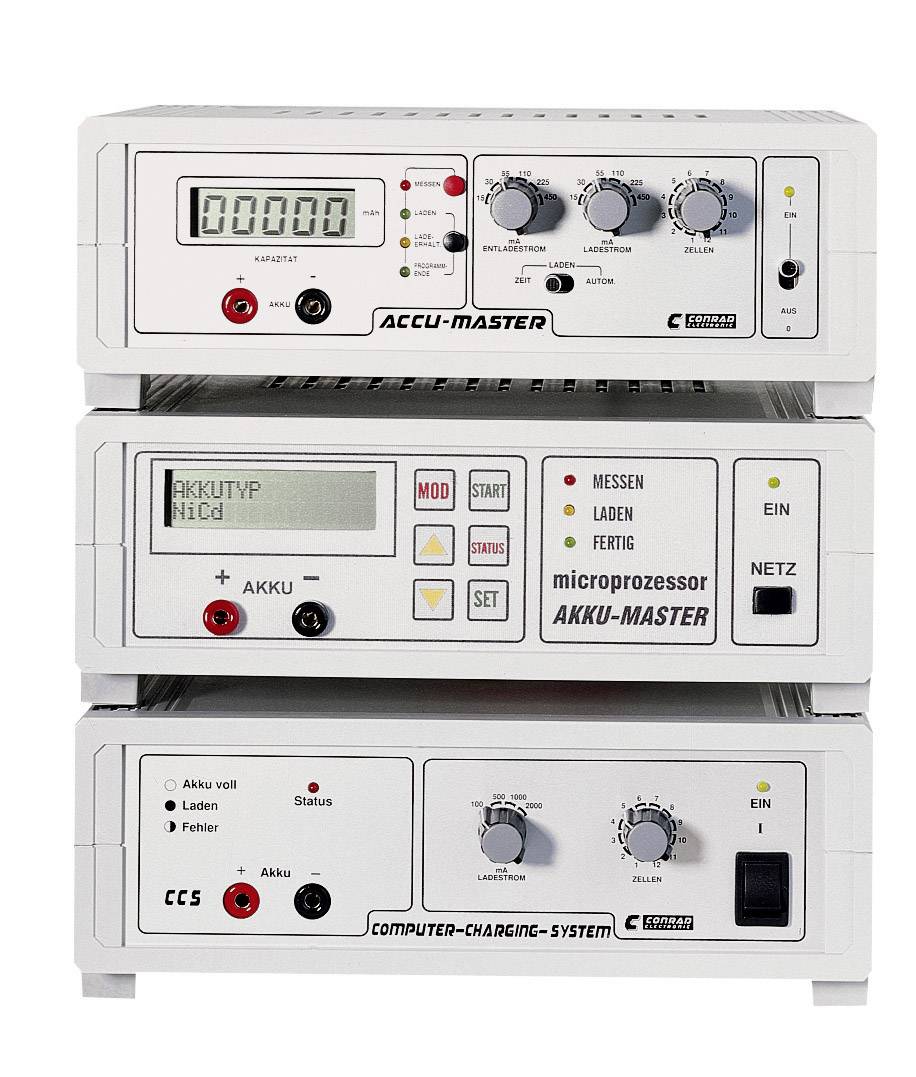 Stapel van drie technische apparaten voor batterijoplading, met schakelaars, indicatoren en regelaars. Bovenste apparaat toont '0' op een digitaal display.