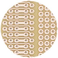 Close-up van een ronde printplaat met rijen kopercontacten en gaten die worden gebruikt voor elektronische schakelingen.