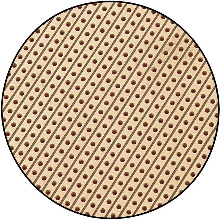 Close-up van een rond gestructureerd oppervlak met diagonale lijnen en regelmatige punten die doen denken aan een geperforeerd patroon.